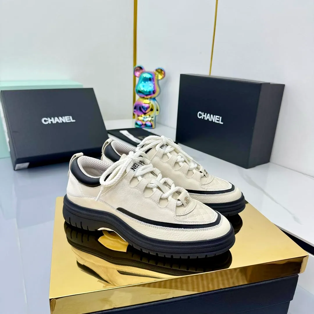 👟👟Ex-factory price 600👟👟 CHANEL 25C early autumn vacation style new casual shoes. A pair of comfortable shoes can reduce the fatigue on your feet. The new style is very versatile, whether it is daily wear or a sister party. It can be easily used for commuting in the workplace, outdoor sports and various occasions. It can increase the height, straighten the legs, modify the shape of the feet, is comfortable and comfortable without rubbing the feet, and has good breathability. It can also be worn in summer. Office workers can also easily own it when wearing it. The fabric is pebbled cowhide + plaid pad to show off sheepskin. The original open-molded rubber foam outsole! size: 35-40 (41 customized, non-refundable and non-exchangeable) 👉
